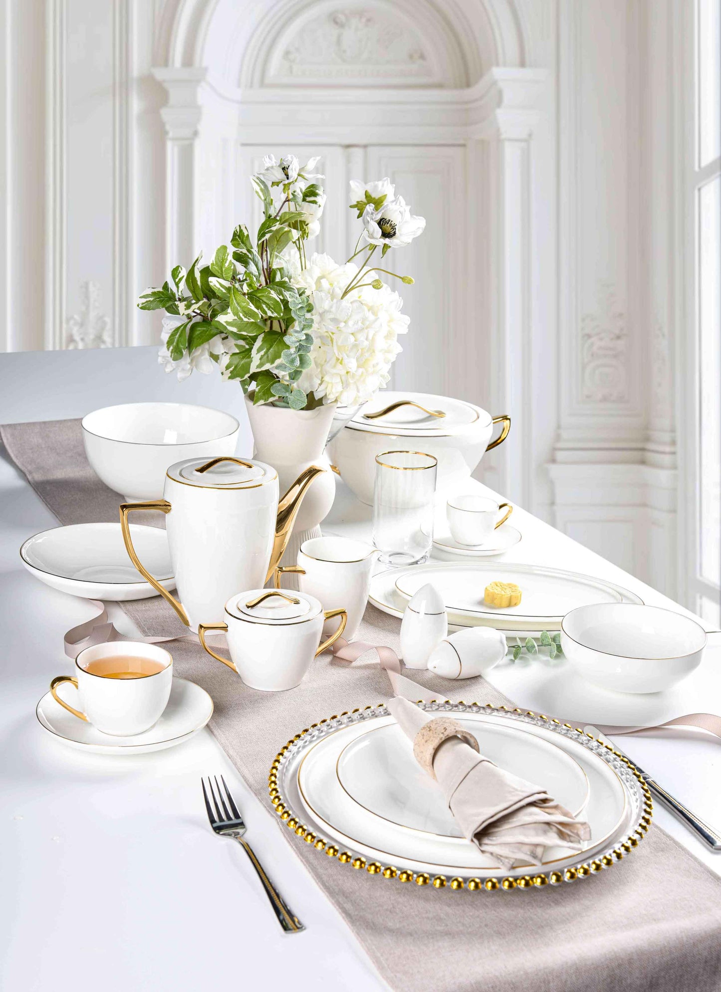 REGAL FINE DINING SET - 60 PIECE DINNER SET FOR 6 PEOPLE - FREYA - GOLD.